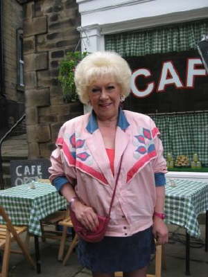 Marina (Jean Fergusson) outside Sid's